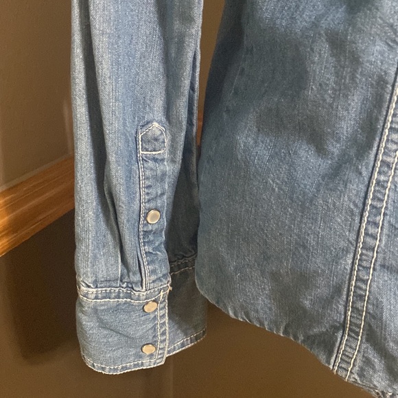 a.n.a light blue Pearl snap long sleeve jean shirt size Small - Picture 6 of 8